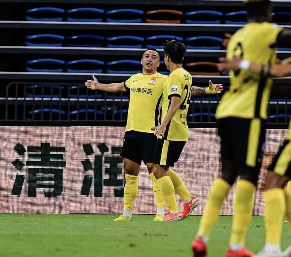 Davidson comemora gol do Qingdao West Coast sobre o Shenzen, pela Superliga Chinesa