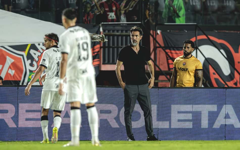 Domínguez x Vitória (Foto: Pedro Souza / Atlético)