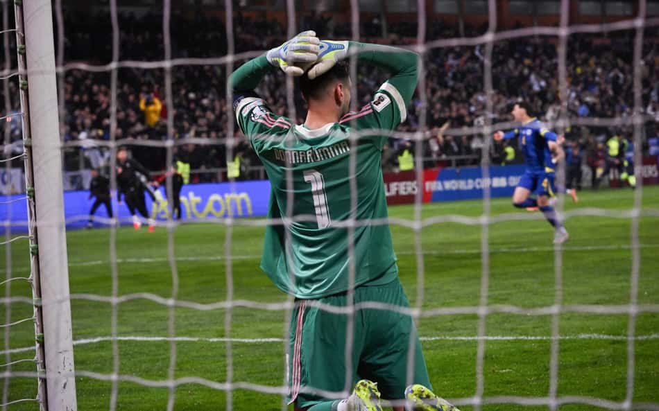 Donnarumma coloca as mãos na cabeça após derrota da Itália para a Bósnia nos pênaltis