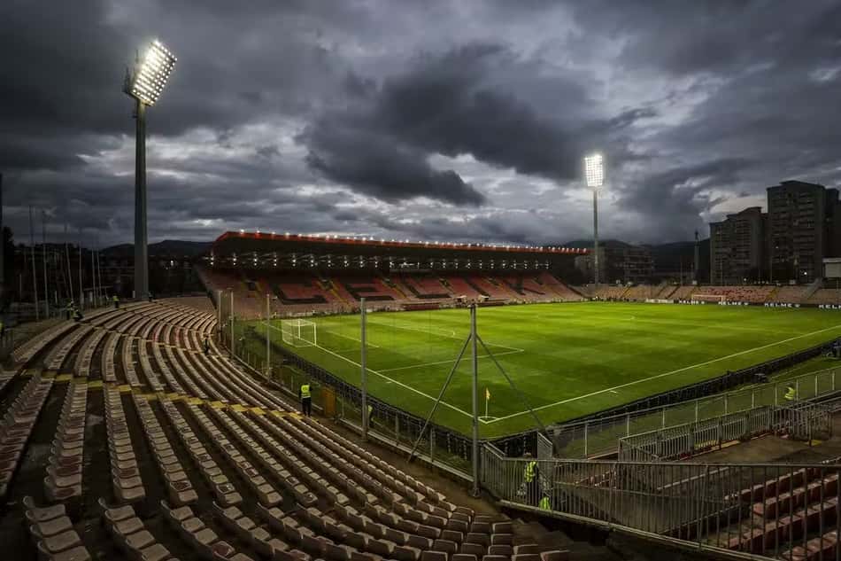 Estádio Bilino Polje, em Zenica, na Bósnia e Herzegovina (Foto: Reprodução/X)