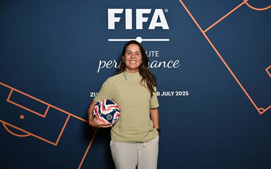 Camilla Orlando participa de mentoria da Fifa para treinadoras