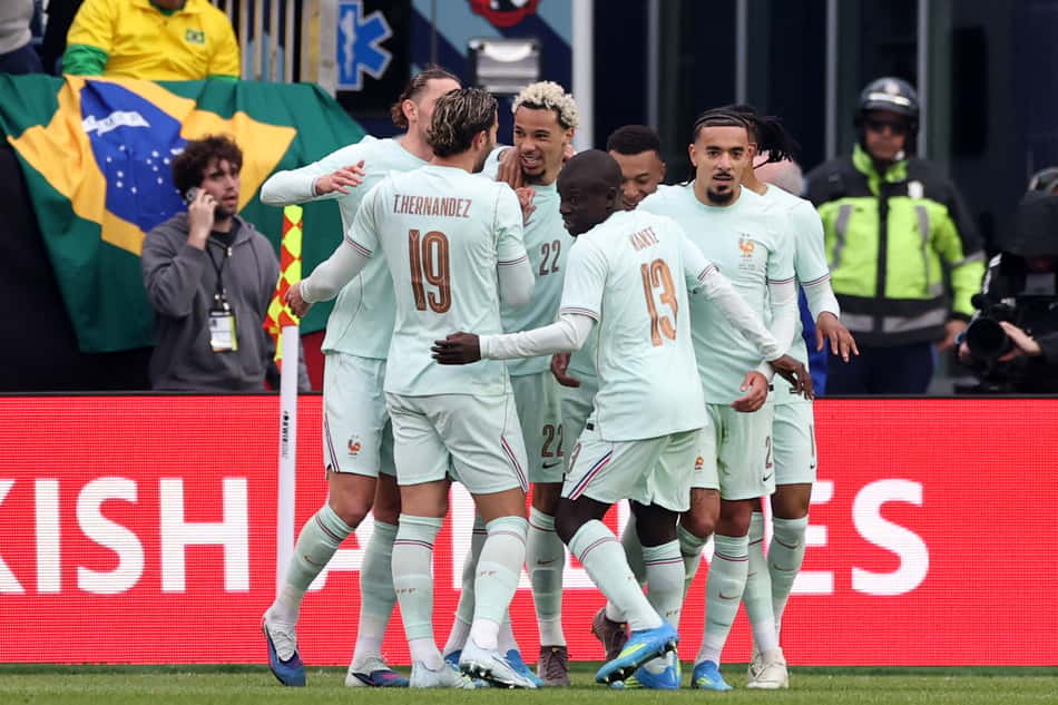 Seleção francesa comemorando na vitória contra o Brasil (Foto: FRANCK FIFE / AFP)