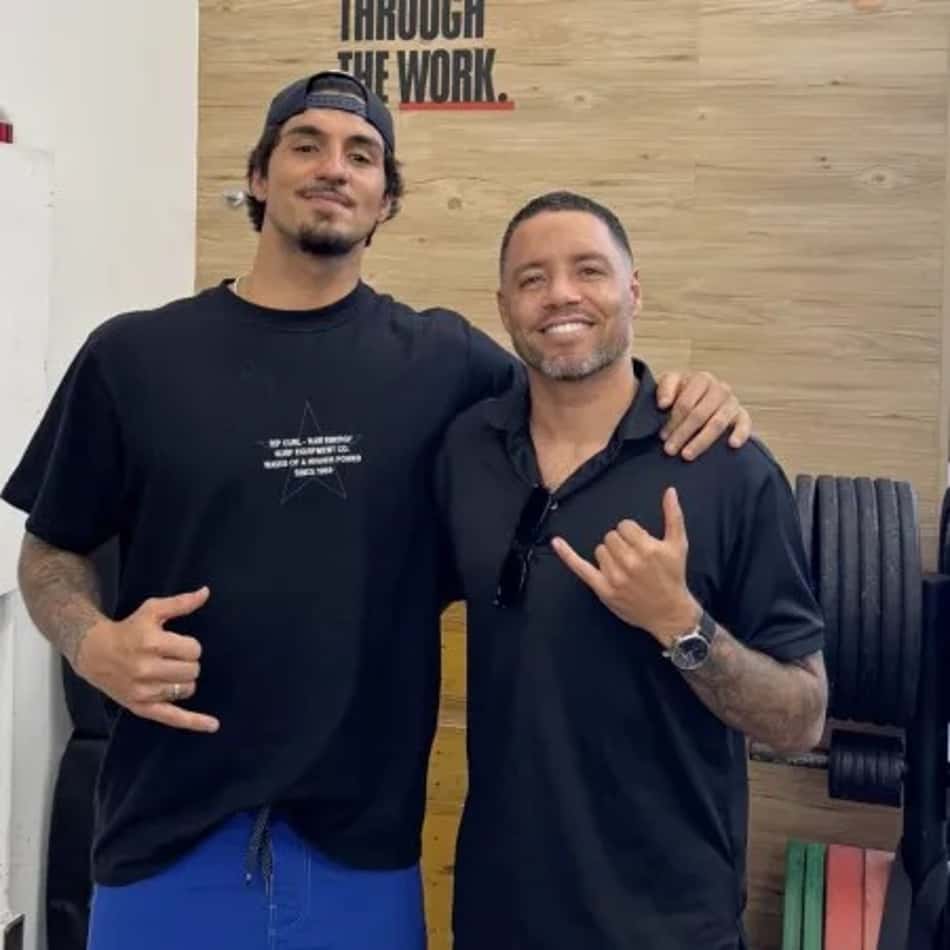 Gabriel Medina e Mineirinho, seu novo técnico para a temporada 2026 (Foto: Reprodução/Instagram/@gabrielmedina)