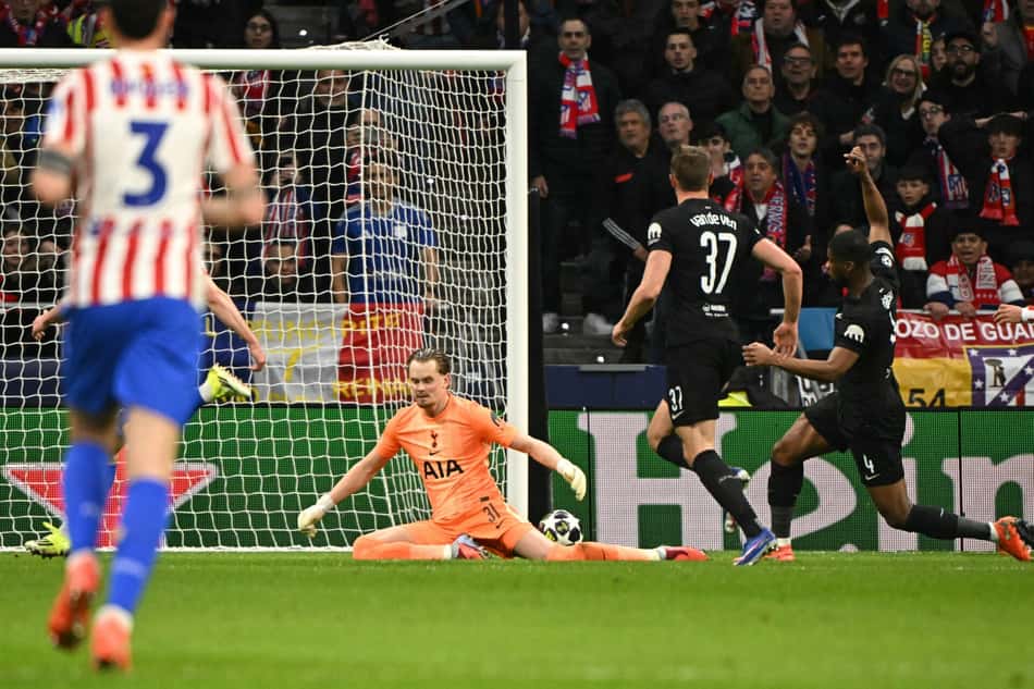Kinský não alcança chute de Llorente no duelo entre Atlético de Madrid e Tottenham, pela Champions League