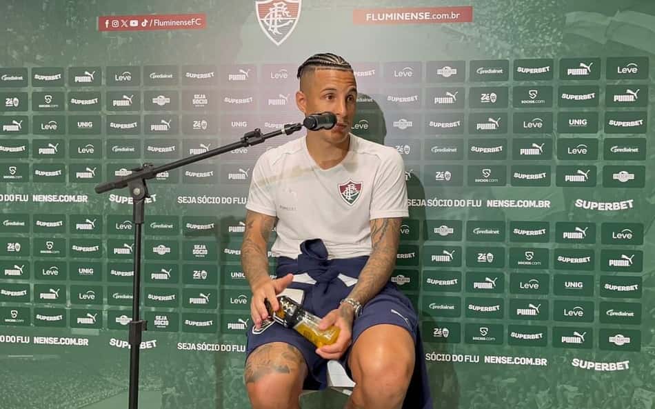 Arana projeta clássico contra o Vasco e comenta disputa por posição no Fluminense