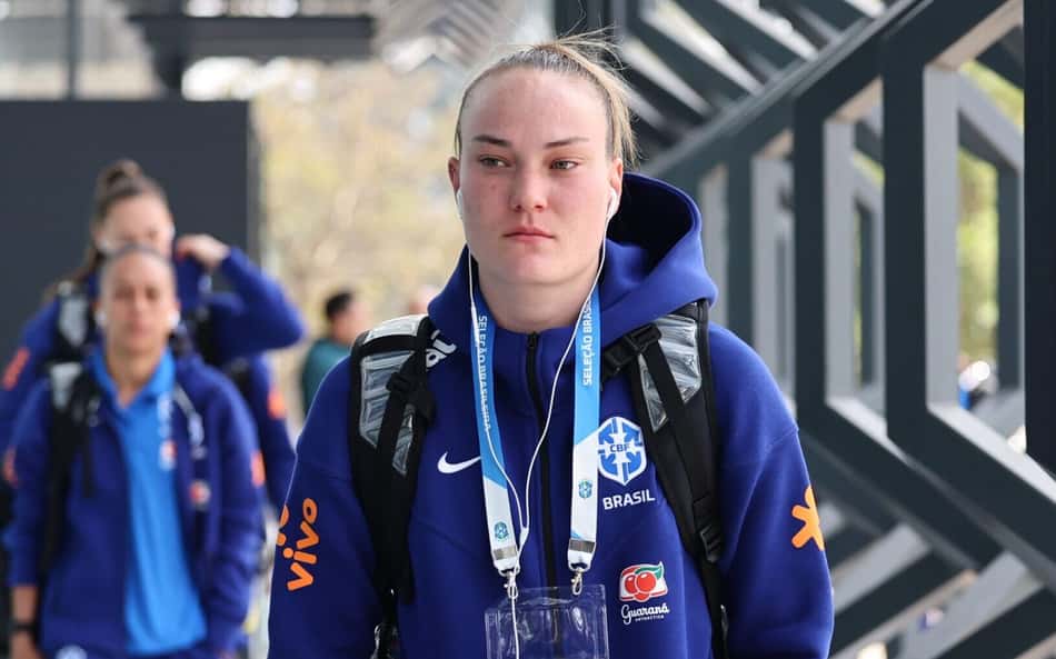 Maiara é expulsa no primeiro tempo na estreia pela Seleção Brasileira