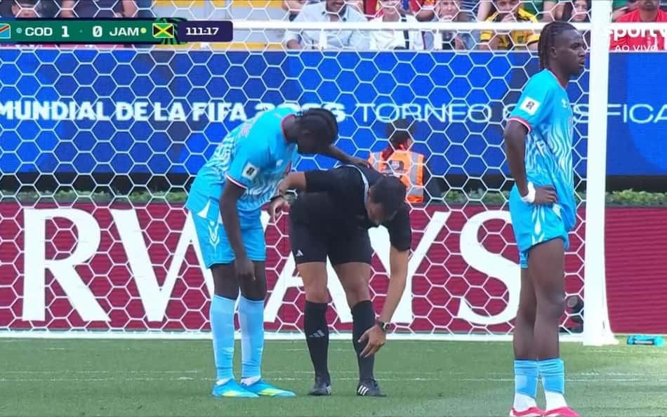 Árbitro se lesiona em jogo decisivo da repescagem para a Copa do Mundo