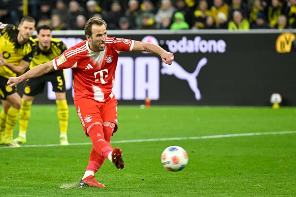 Harry Kane cobra pênalti no confronto entre Bayern e Dortmund, pela Bundesliga