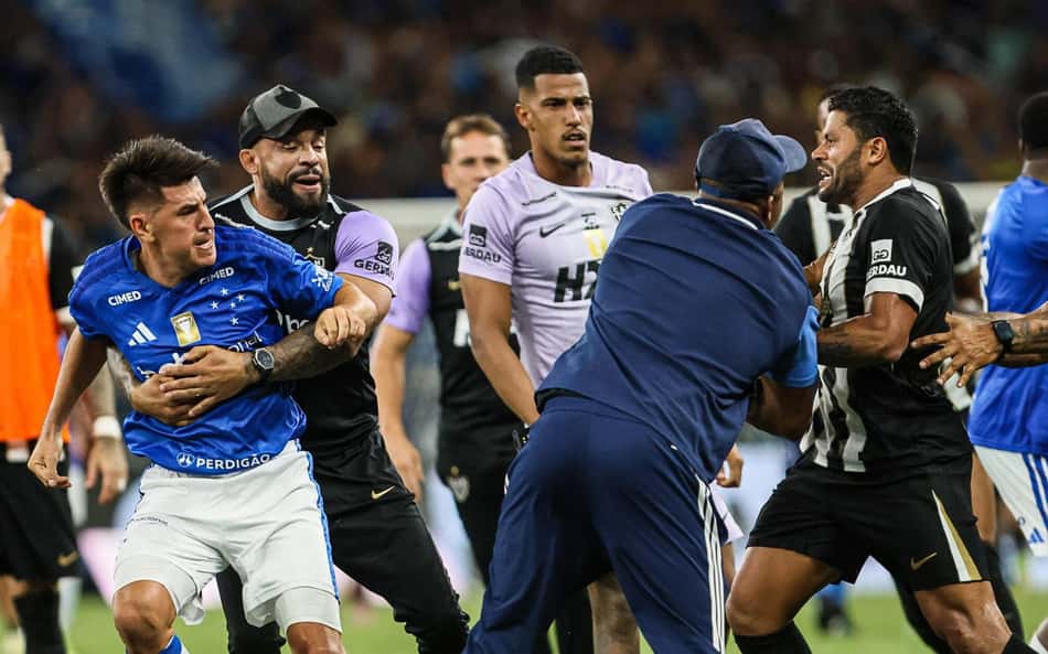 Hulk em briga no clássico Cruzeiro x Atlético