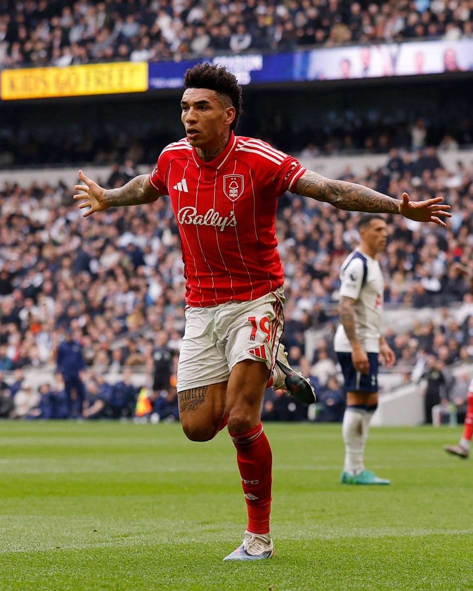 Igor Jesus comemora gol do Nottingham Forest sobre o Tottenham