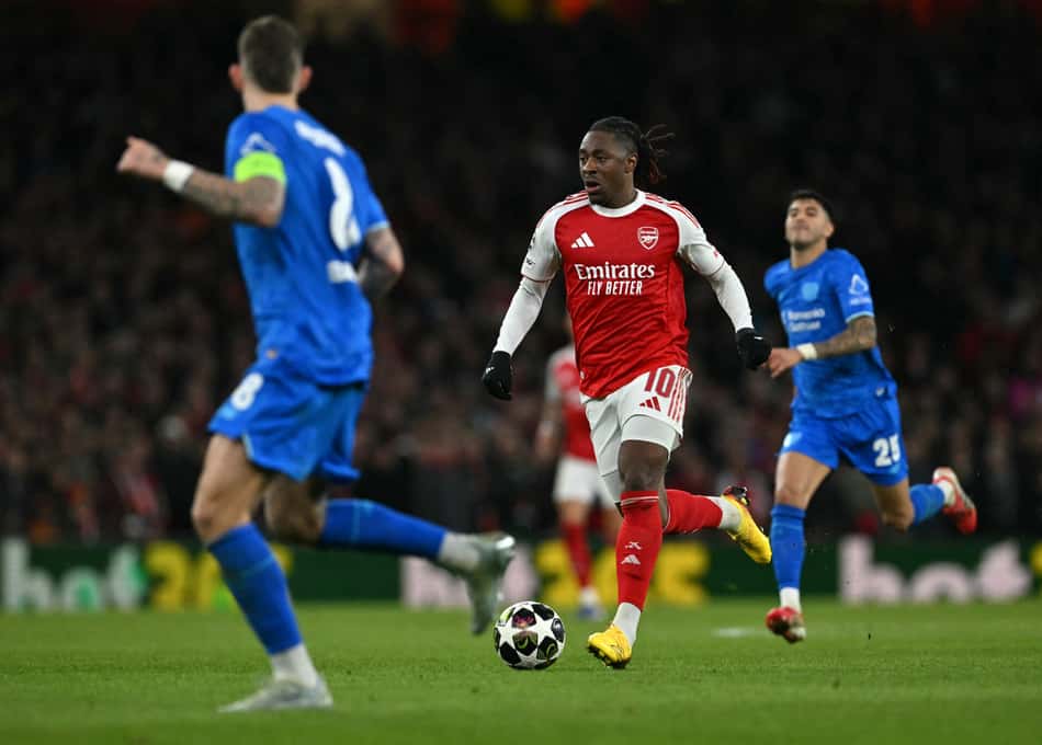 Jogadores do Arsenal e Bayer Leverkusen em ação na Champions League (Foto: Glyn Kirk/AFP)