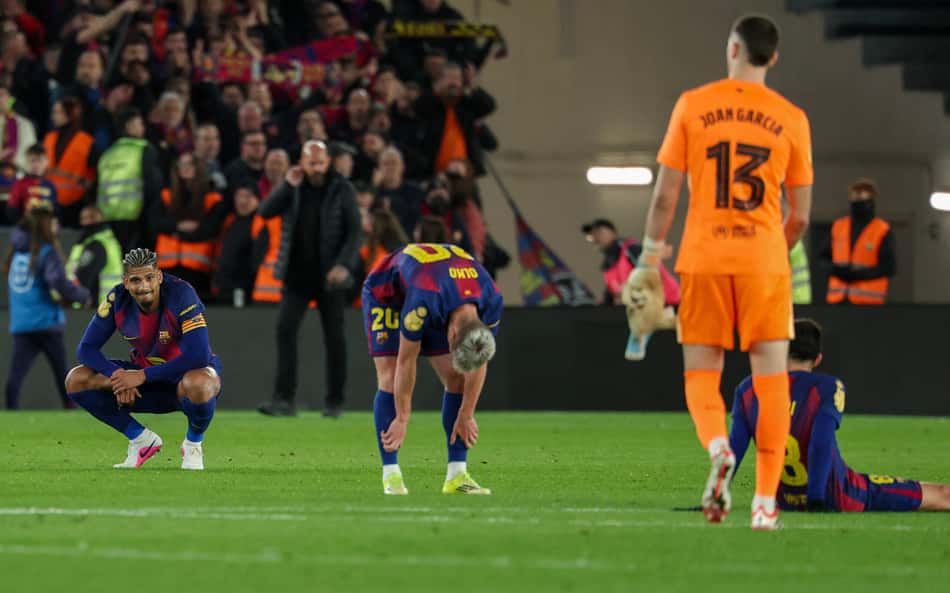 Jogadores do Barcelona lamentando a eliminação na Copa do Rei (Foto: Lluis Gene/AFP)