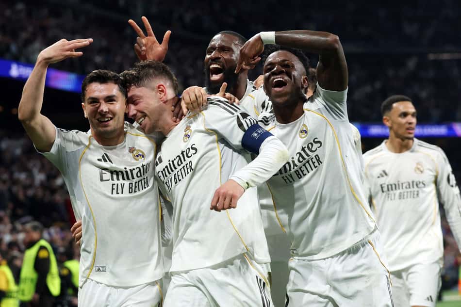 Jogadores do Real Madrid comemorando o gol do Valverde (Foto: Pierre-Philippe Marcou/AFP)