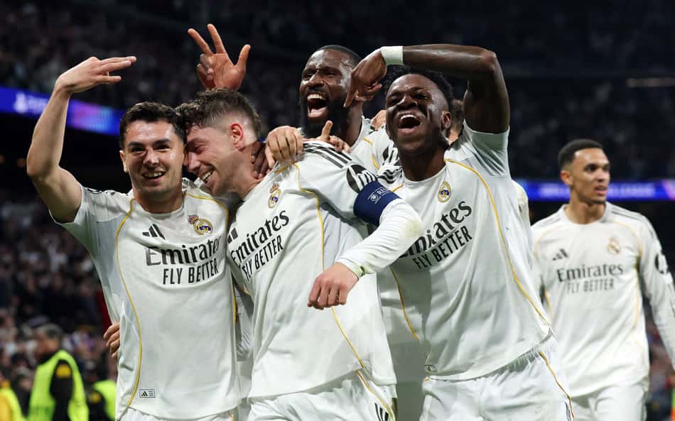 Jogadores do Real Madrid comemorando o gol do Valverde (Foto: Pierre-Philippe Marcou/AFP)