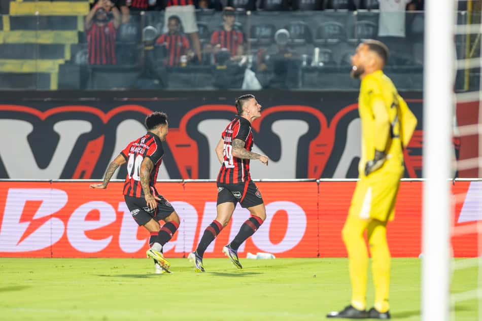 Renato Kayzer comemora gol contra o Atlético (Foto: Filipe Alves / GazetaPress)