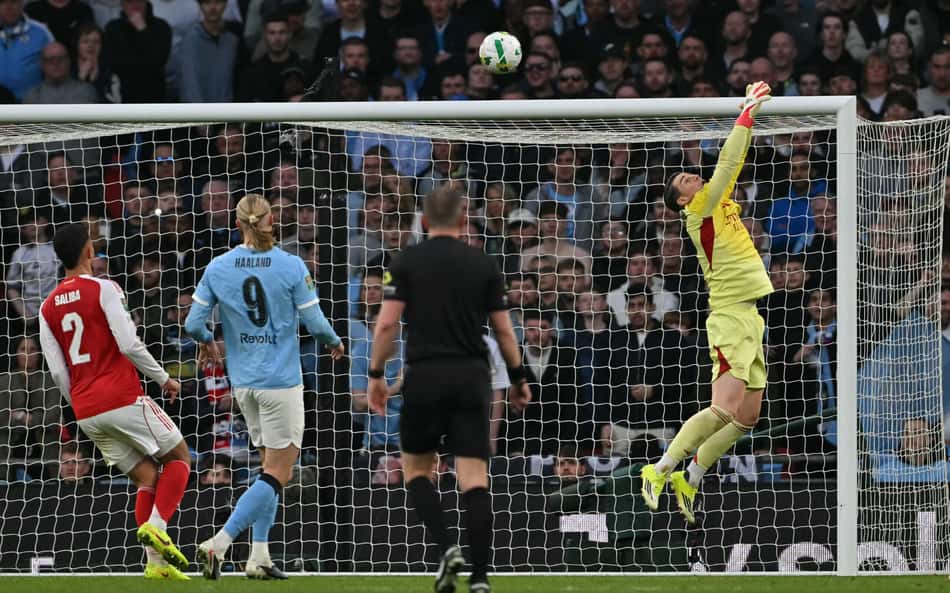 Técnico do Arsenal defende goleiro após erro bizarro em final contra o Manchester City