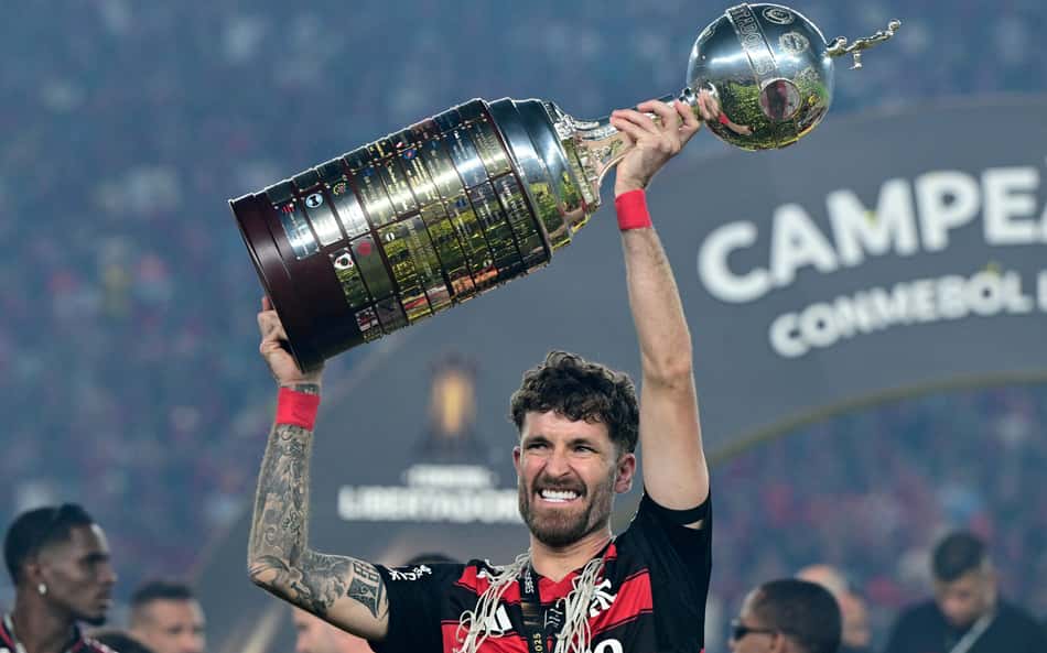 Léo Pereira ergue taça da Libertadores - Flamengo campeão da edição 2025