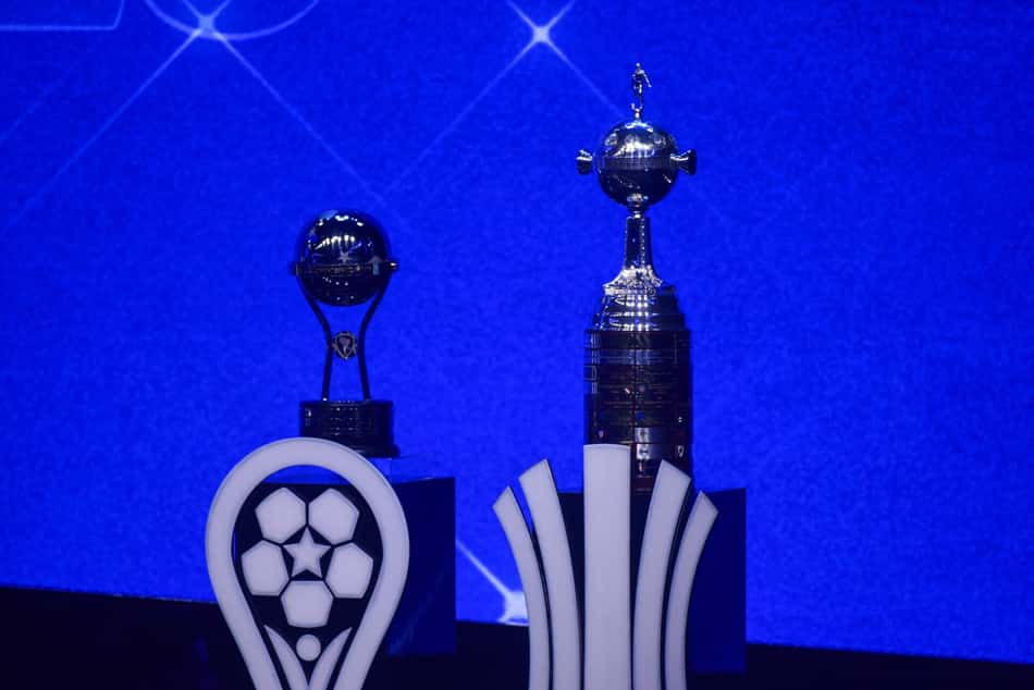 Taças da Sul-Americana e Libertadores são expostas em sorteio da Conmebol (Foto: Daniel Duarte / AFP)
