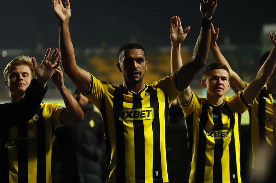 Lucas Áfrico em ação pelo Kairat (Foto: Reprodução/Kairat)