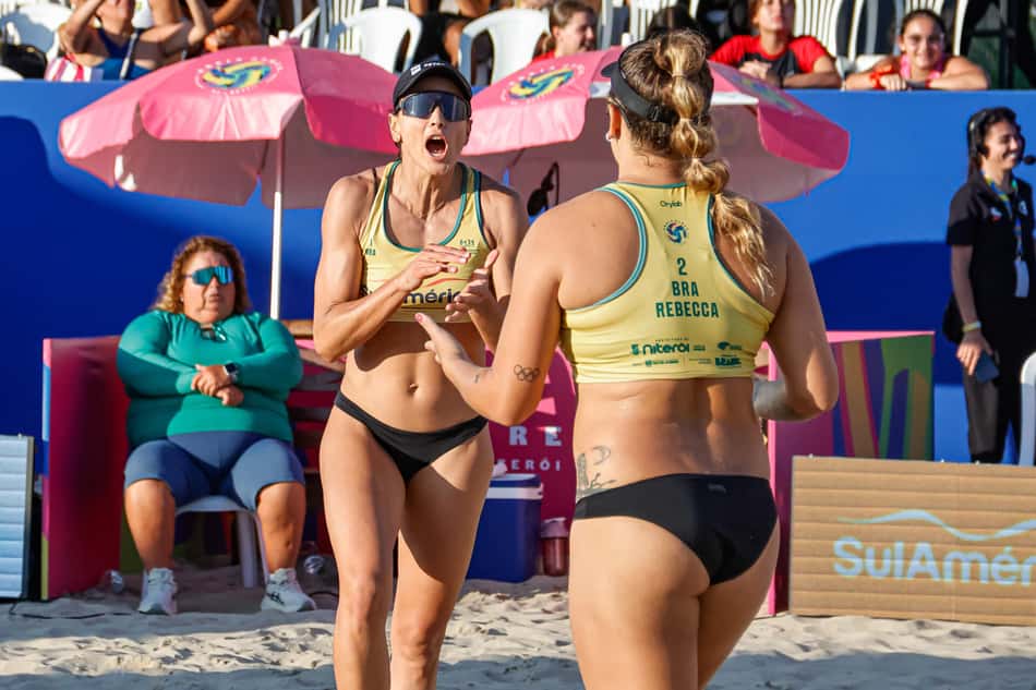 Carol Solberg e Rebecca comemoram ponto em partida do Areia Games (Foto: Maurício Val)