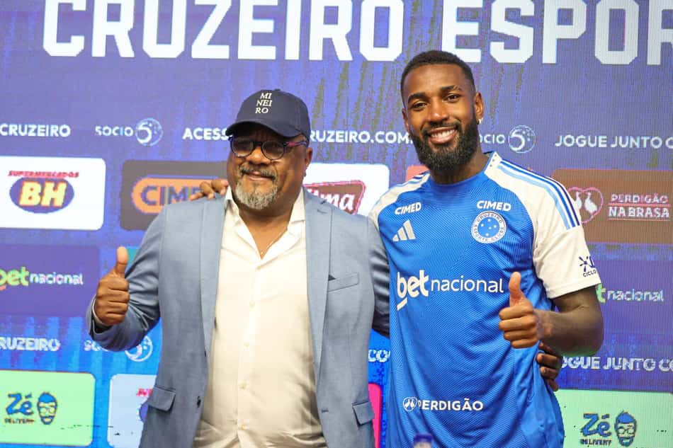 MG - MINAS GERAIS - 13/01/2026 - BELO HORIZONTE, APRESENTACAO ATLETA GERSON - Gerson jogador do Cruzeiro e seu pai Marcao durante coletiva de imprensa para sua apresentacao realizada na Toca da Raposa II. (Foto: Gilson Lobo/AGIF/GazetaPress)