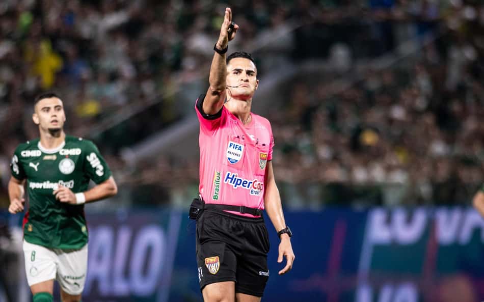 Ex-árbitro aponta principal culpado por pênalti polêmico contra o Palmeiras