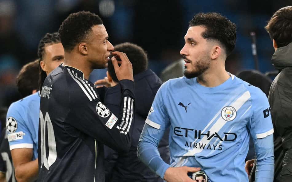 Companheiros de seleção francesa, Mbappé e Cherki conversam após jogo da Champions League (Foto: Oli Scarff / AFP)