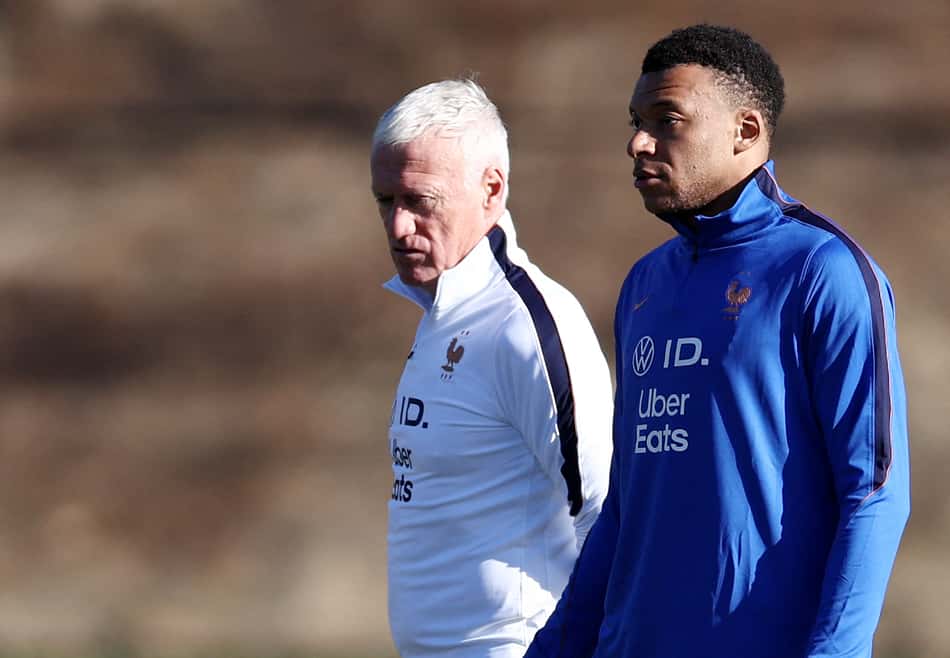 Mbappé e Deschamps no treino da seleção da França