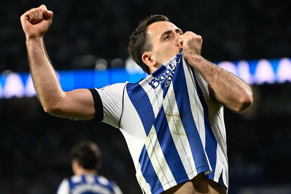 Oyarzabal comemorando o gol marcado na Copa do Rei (Foto: Ander Gillenea/AFP)