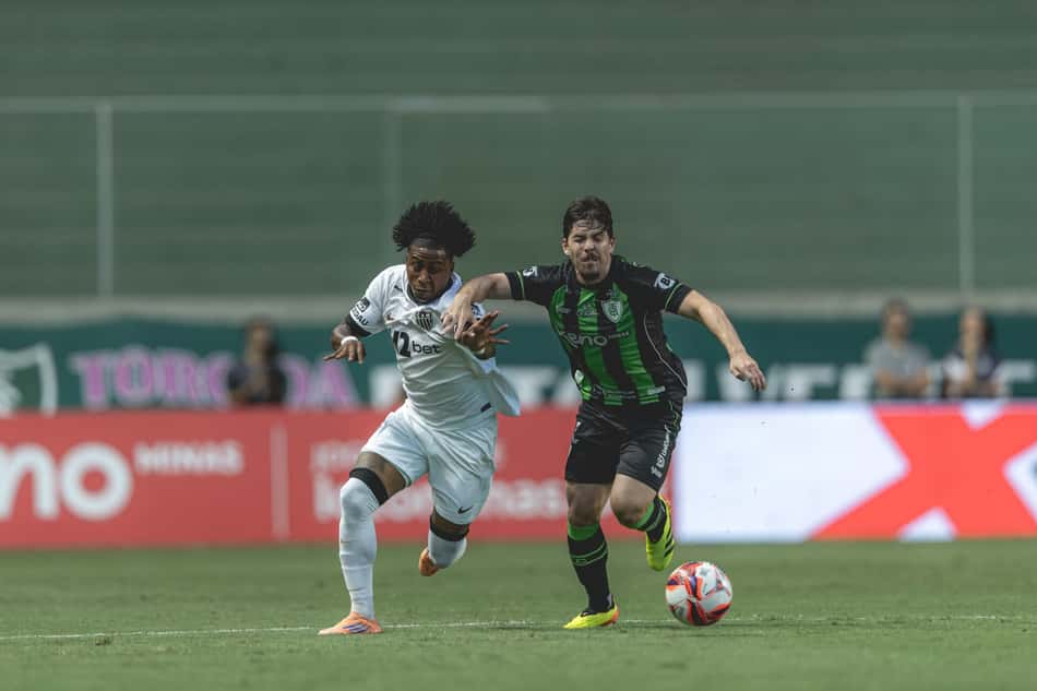 Preciado e Person em disputa de bola em América e Atlético (Foto: Pedro Souza / Atlético)