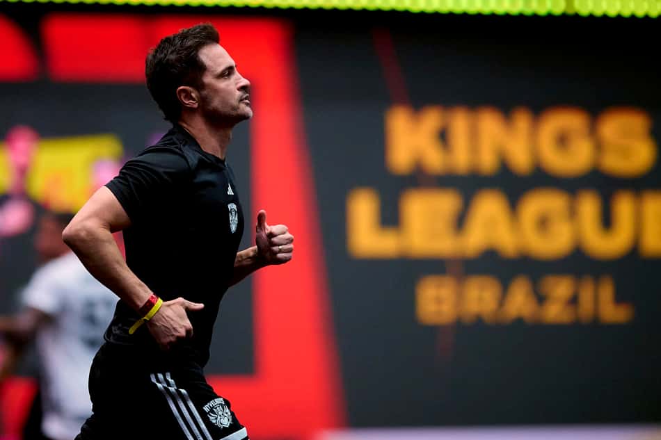 Falcão entra em campo para a cobrança do "pênalti do presidente" (Foto: Divulgação/Kings League)
