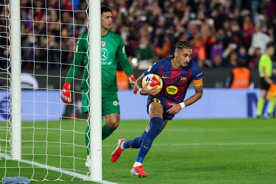 Raphinha comemorando o gol marcado no duelo entre Barcelona e Atlético de Madrid (Foto: Lluis Gene/AFP)