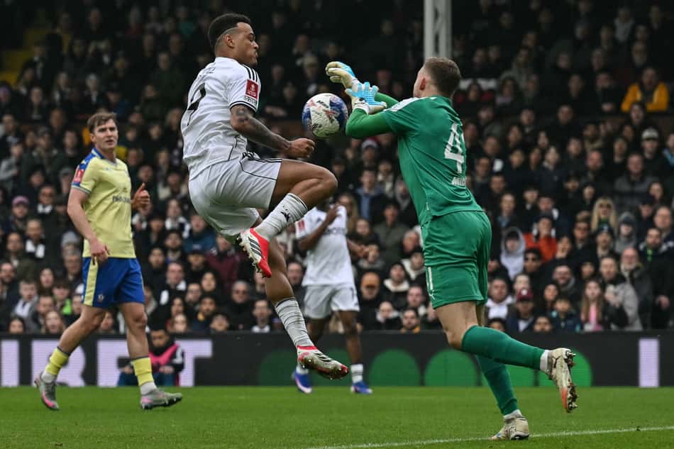 Rodrigo Muniz em ação no duelo entre Fulham e Southampton (Foto: Glyn Kirk/AFP)
