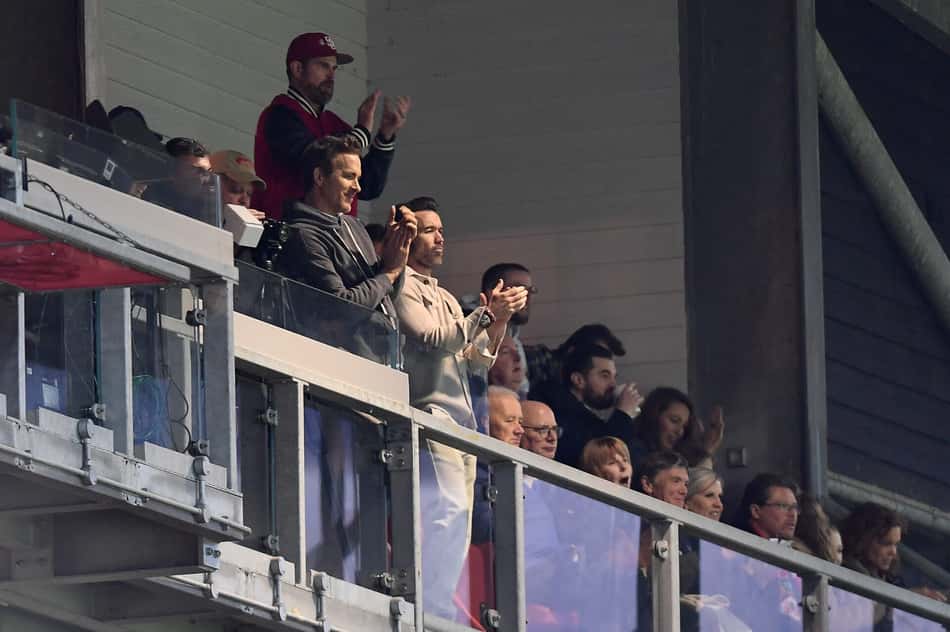 Ryan Reynolds comemora gol do Wrexham sobre o Chelsea (Foto: PETER POWELL / AFP)