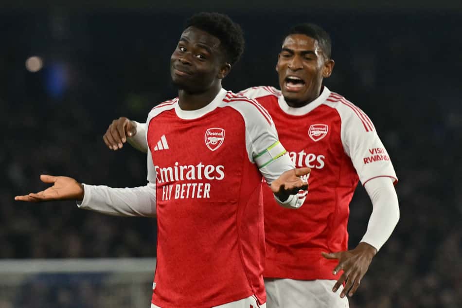 Saka comemora gol da vitória do Arsenal sobre o Brighton, pela Premier League