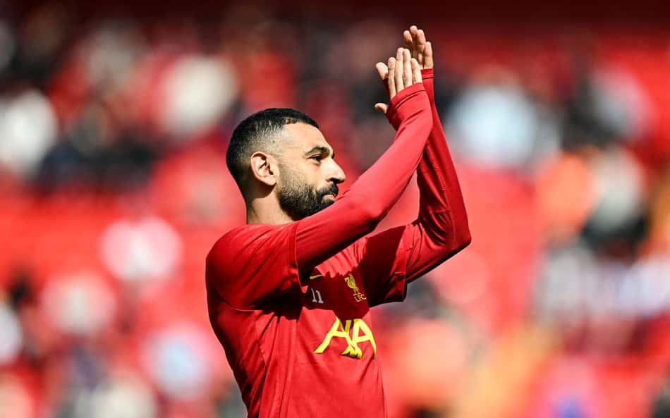 Salah aplaude torcida do Liverpool antes de jogo contra o West Ham, pela Premier League