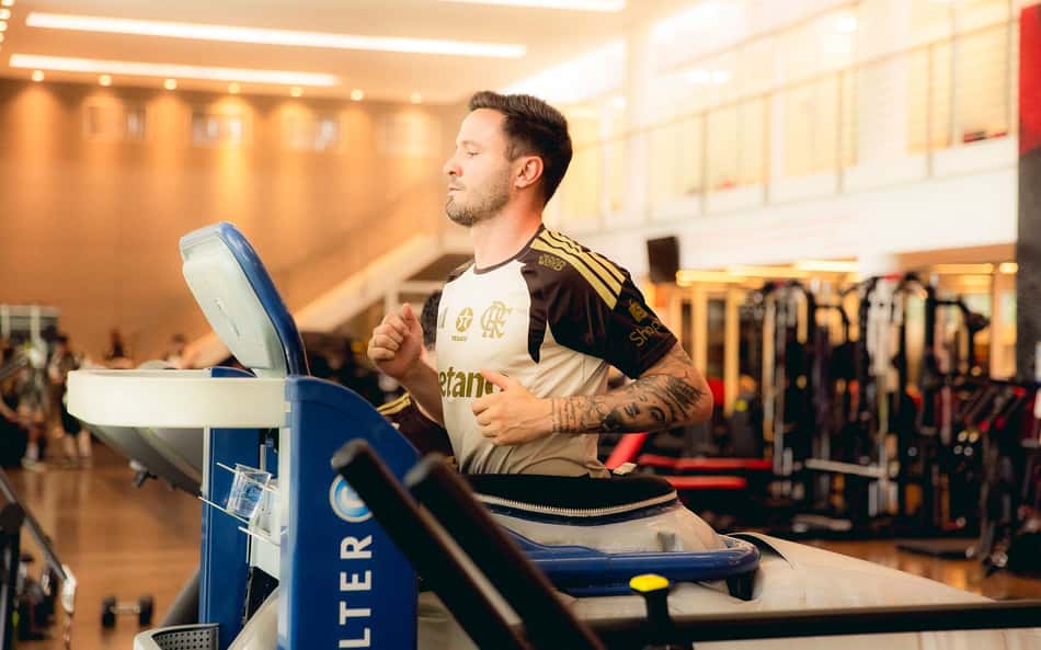 E o Saúl? Meio-campista avança em recuperação e se aproxima de retorno no Flamengo