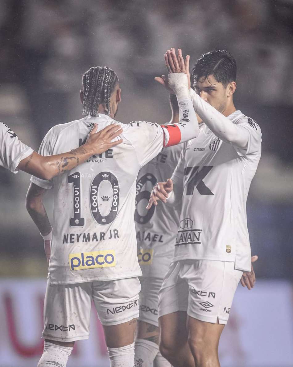 João Basso ao lado de Neymar jogando pelo Santos. (Foto: Raul Baretta/ Santos FC)