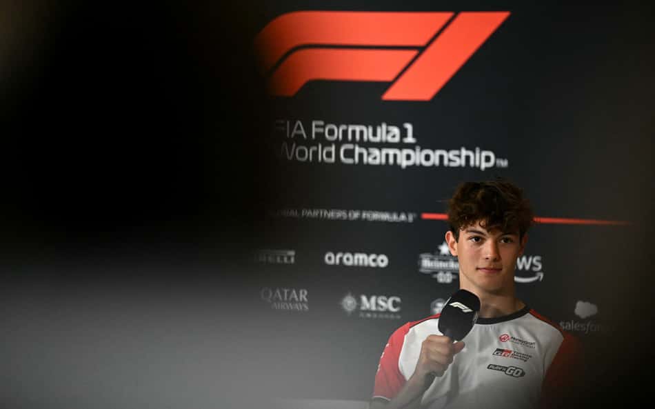 Oliver Bearman durante coletiva em Silverstone (foto: Ben STANSALL / AFP)
