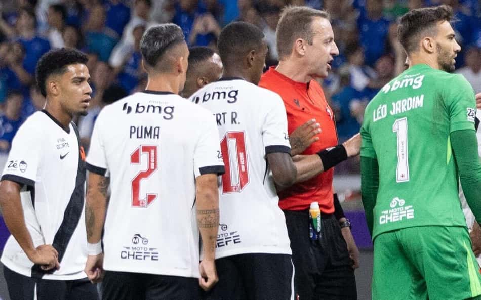 Jogadores do Vasco reclamam com o árbitro Lucas Torezin (Foto: Luan Martins/Agência F8/Gazeta Press)
