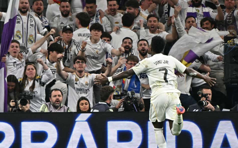 Vini Jr comemora com torcida do Real Madrid gol marcado sobre o Atlético de Madrid
