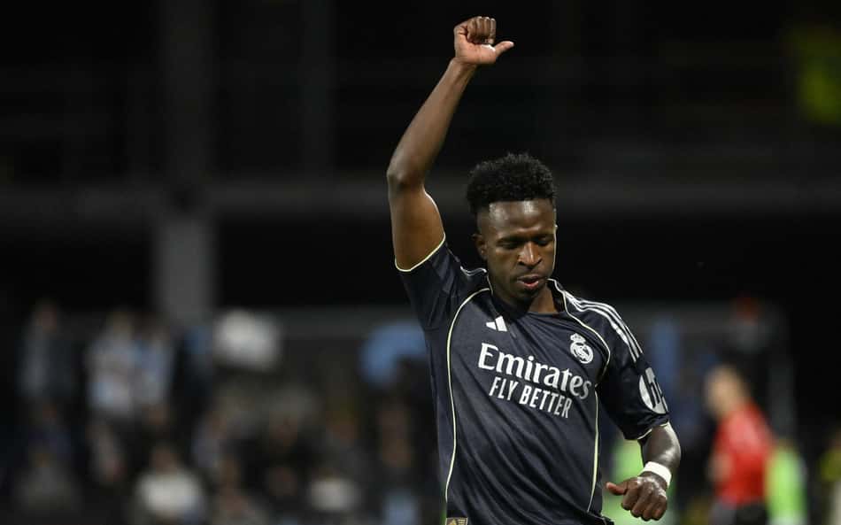 Vini Jr faz sinal com a mão durante vitória do Real Madrid sobre o Celta de Vigo, pela La Liga