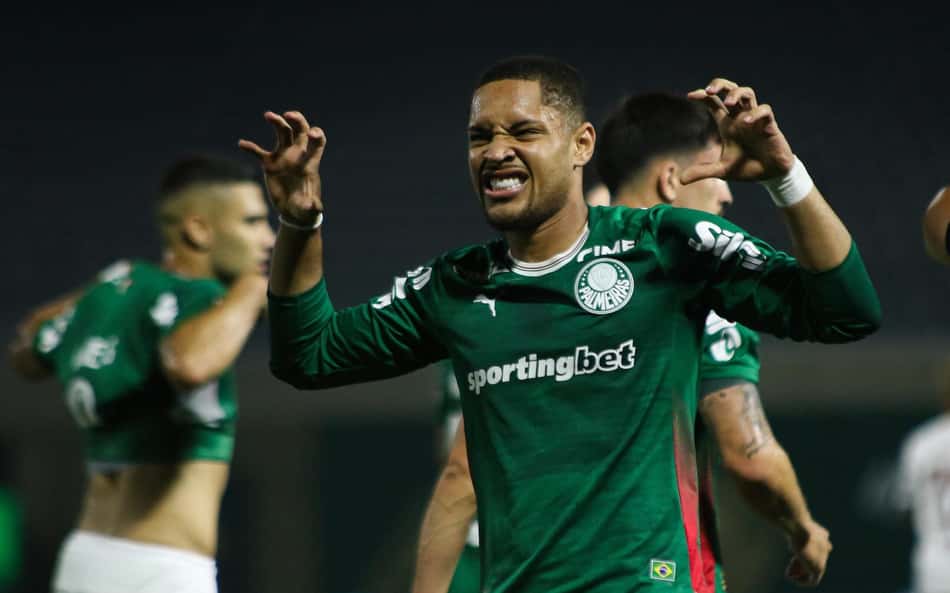 Vitor Roque evolui e alterna treinos na área interna e no campo pelo Palmeiras