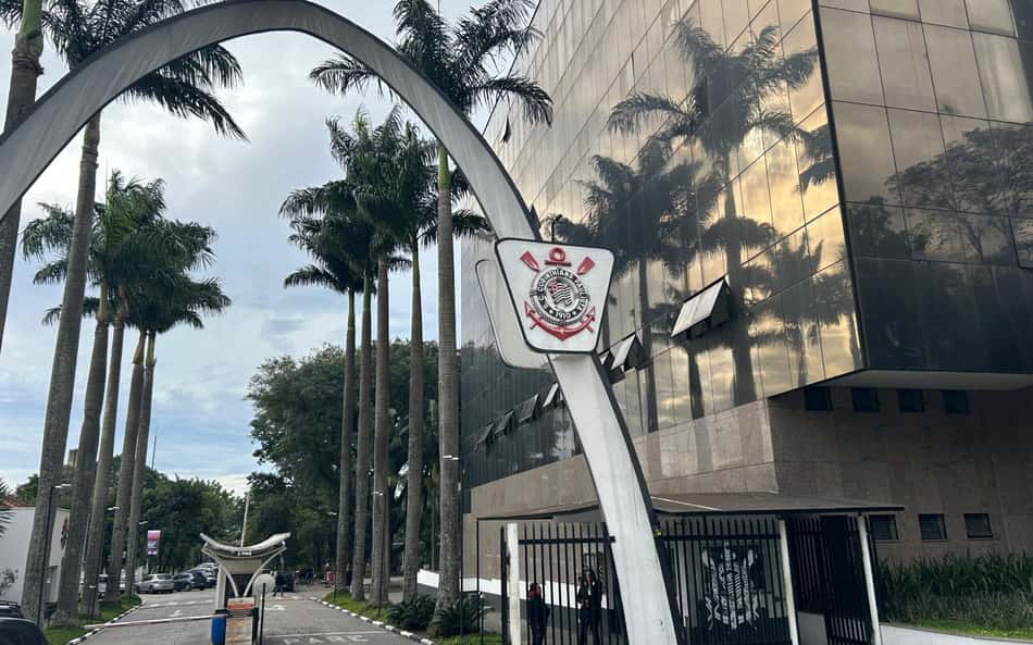 Votação do impeachment de Augusto Melo acontece no Parque São Jorge, sede do Corinthians (Foto: Ulisses Lopresti/ Lance!)