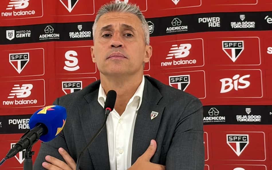 Crespo explica Luan como titular e fala sobre arbitragem em eliminação do São Paulo
