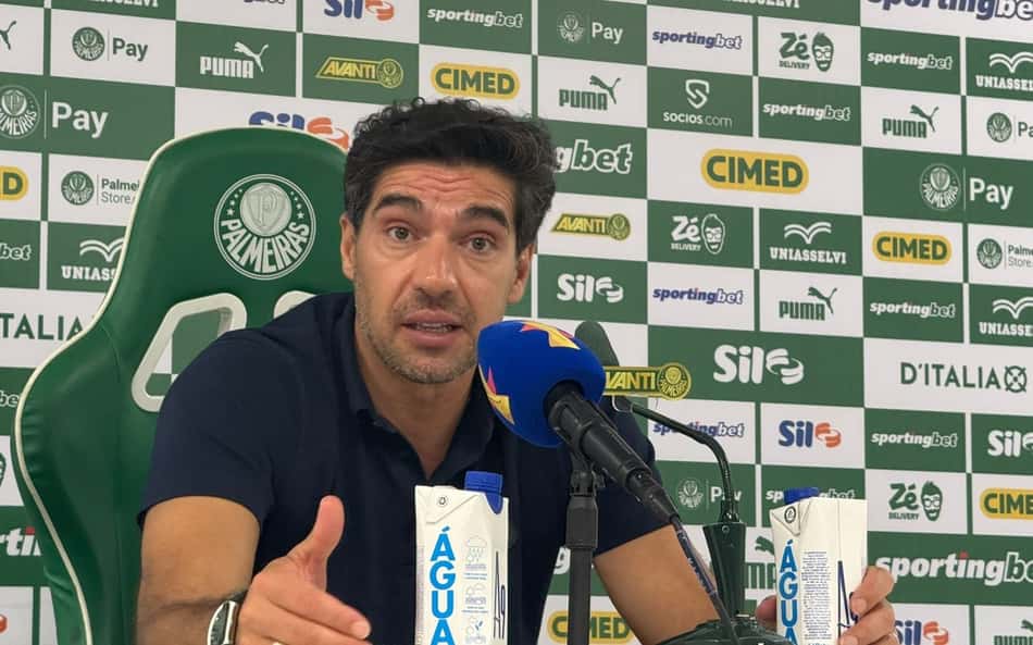 Abel explica ausência de Vitor Roque como titular do Palmeiras e Arias no banco