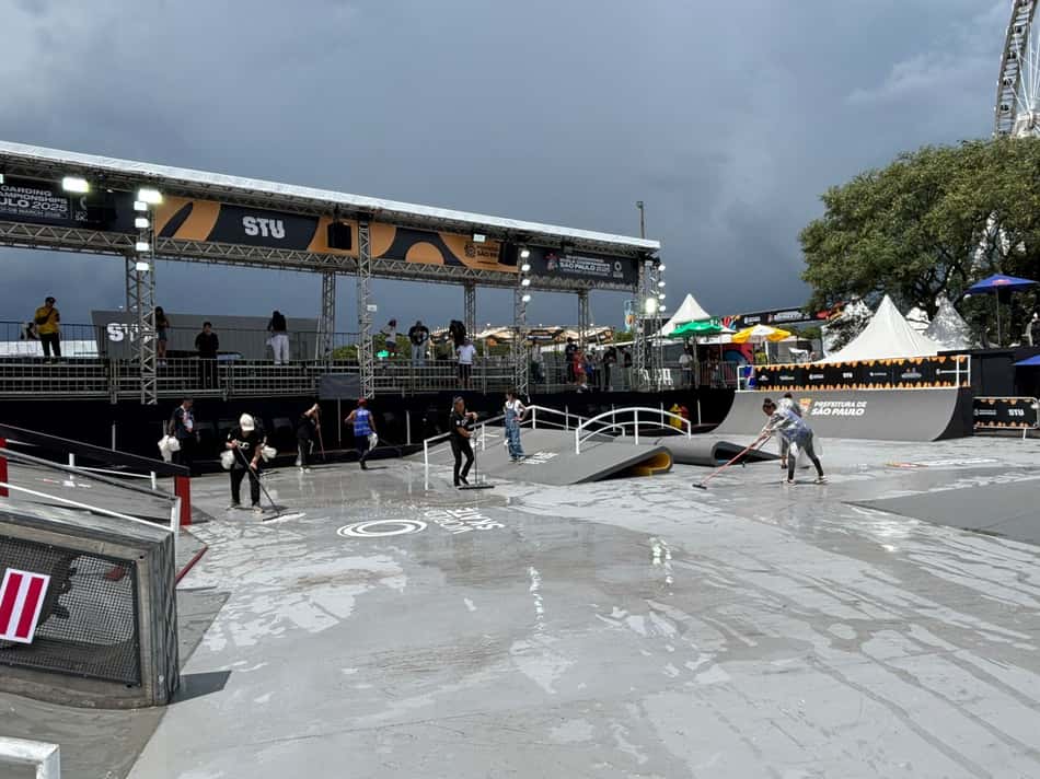 Funcionários secam as pistas de Street após forte chuva no Mundial de Skate 2026 (Foto: Beatriz Pinheiro/Lance!)
