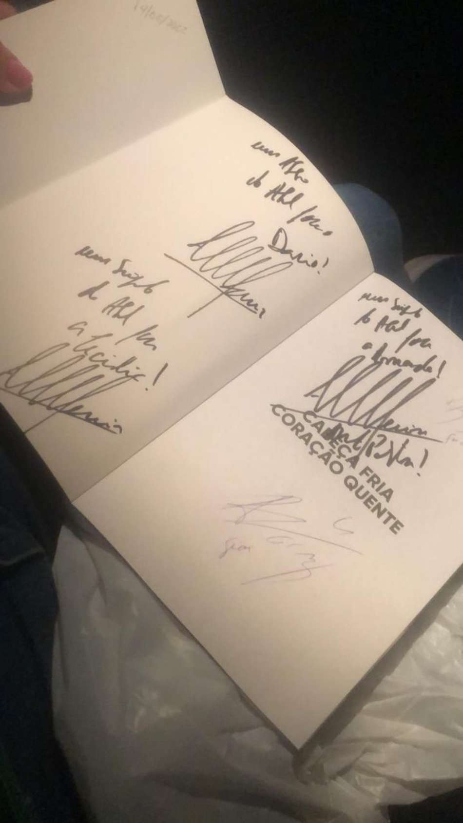 Torcedora fanática do Palmeiras consegue autógrafo de Abel Ferreira em livro. (Foto: Amanda)