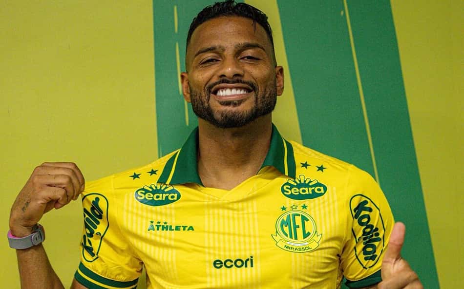 O lateral Reinaldo com a nova camisa do Mirassol. (Foto: Pedro Zacchi/Agência Mirassol)