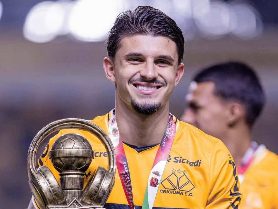 Leo Maná conquistou o título com o Criciúma (Foto: Reprodução/Instagram)